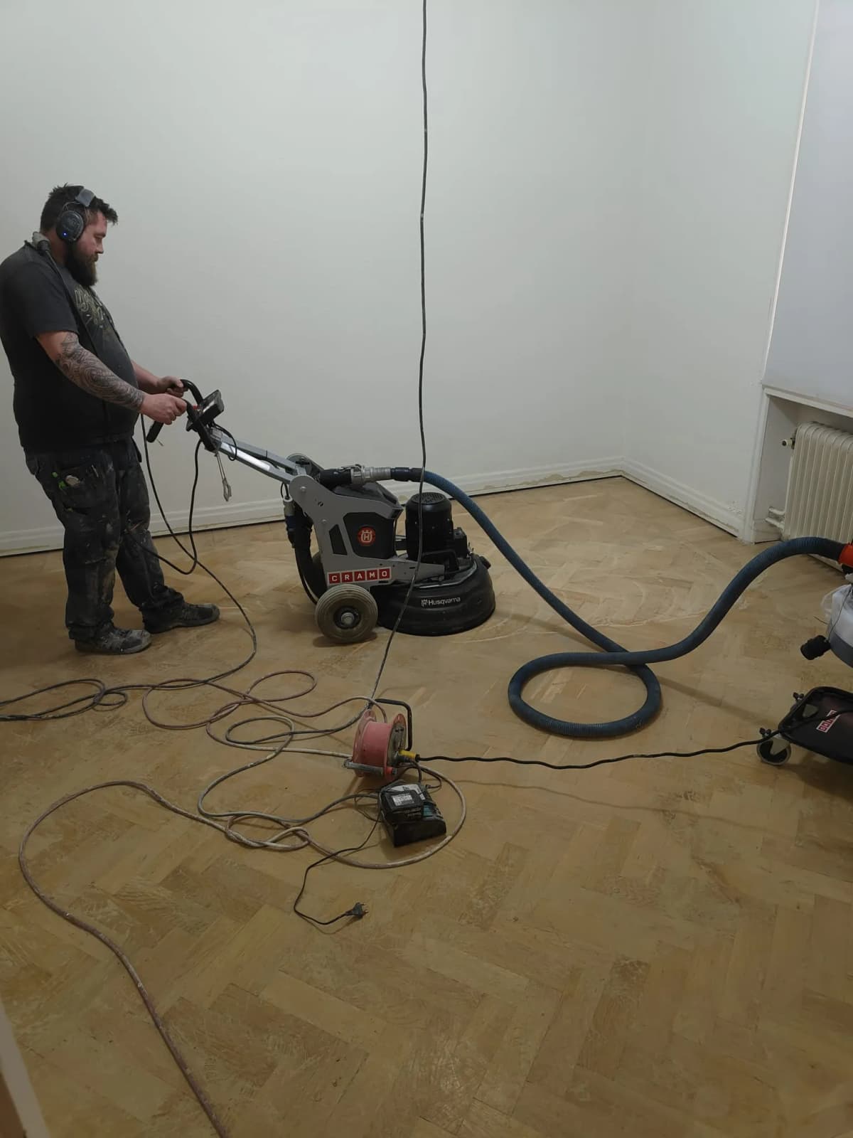 Slipning och renovering av fiskbensparkettgolv. - Före